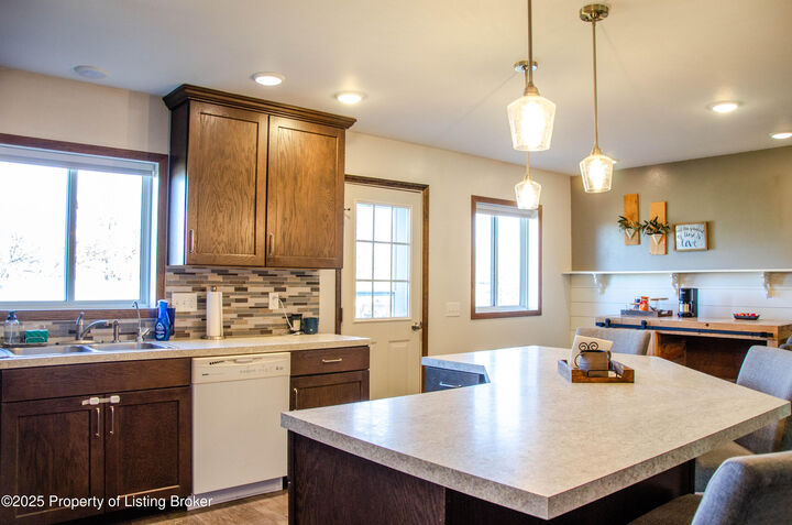 Property Photo: 1004 Sunset Court ND 58623
