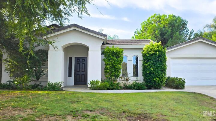 Property Photo:  2812 Chiselhurst Court  CA 93311