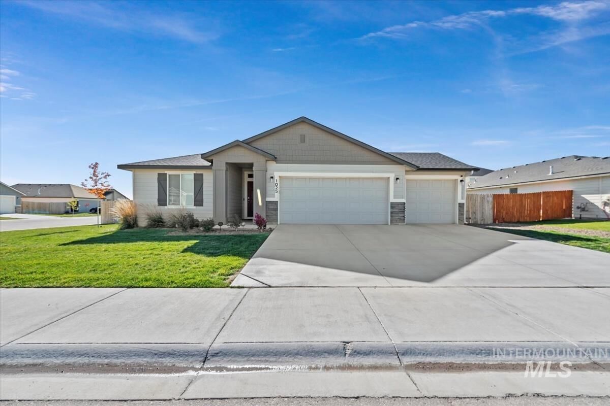 Property Photo:  1025 SW Sparrow Pl  ID 83647 