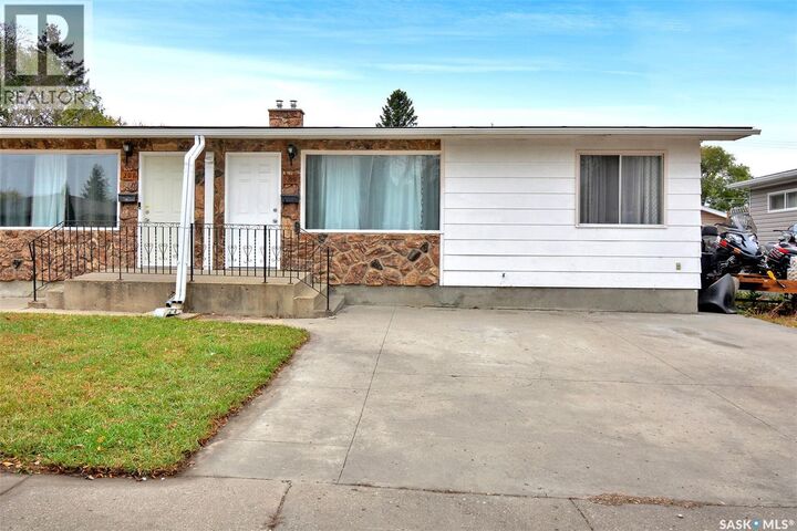 Property Photo: 207-209 S Avenue N SK S7L 2Z7
