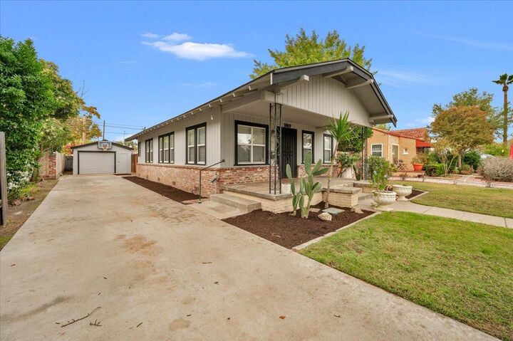 Property Photo: 1009 N Vagedes CA 93728