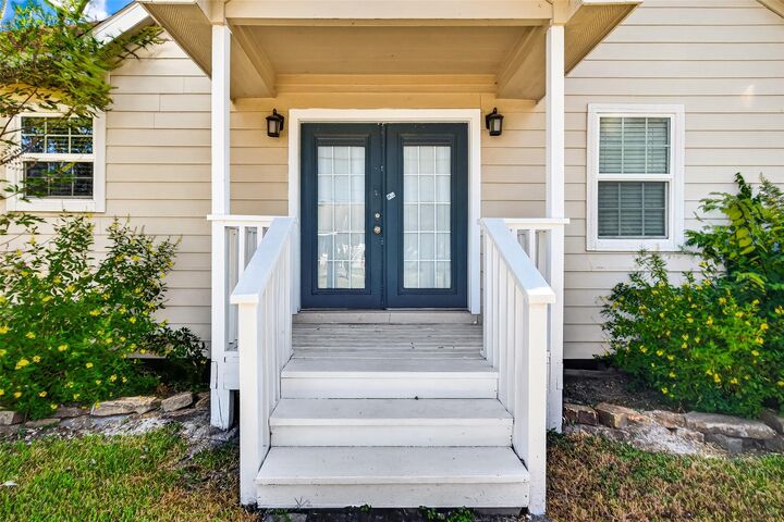 Property Photo:  7103 Hemlock Street  TX 77087 