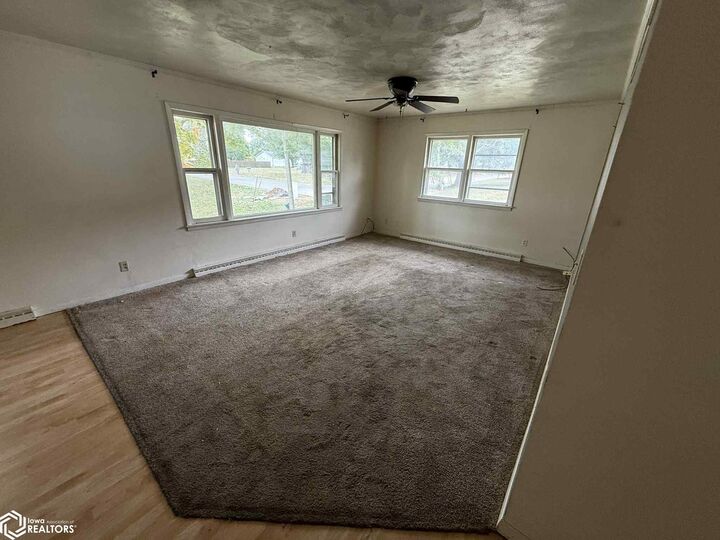 Property Photo:  514 W Vine Street  IA 52641