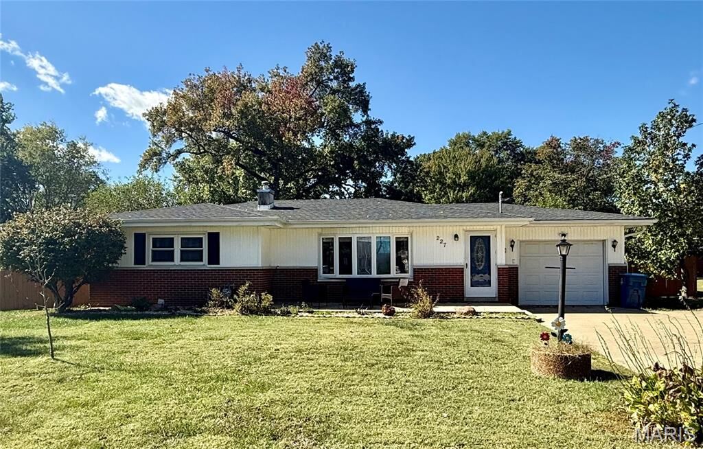 Property Photo:  227 Wolf Avenue  IL 62046 