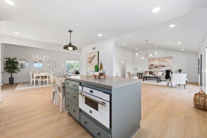 Property Photo:  37285 Avenida Bravura  CA 92592 