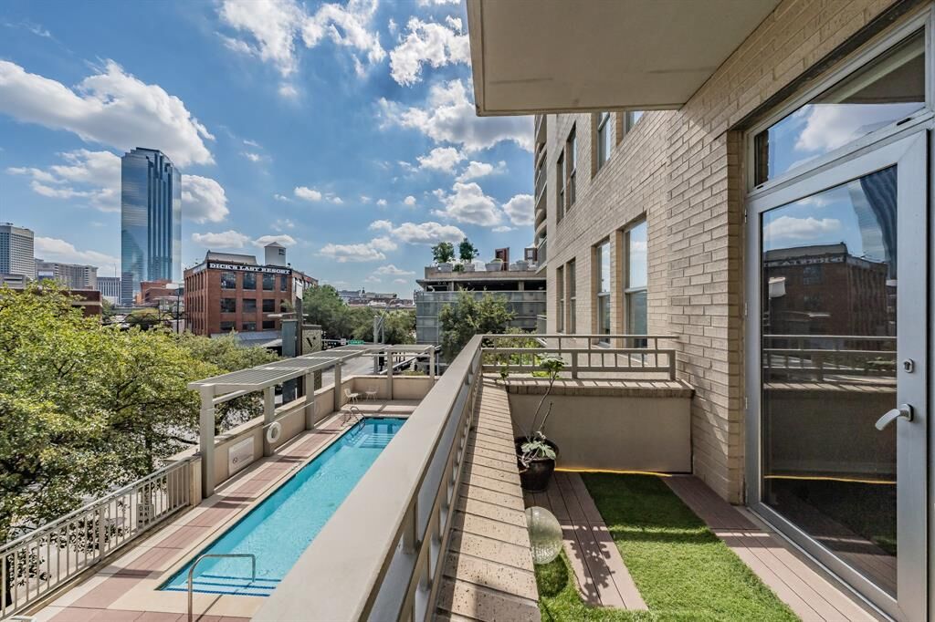 Property Photo:  2323 N Houston Street 310  TX 75219