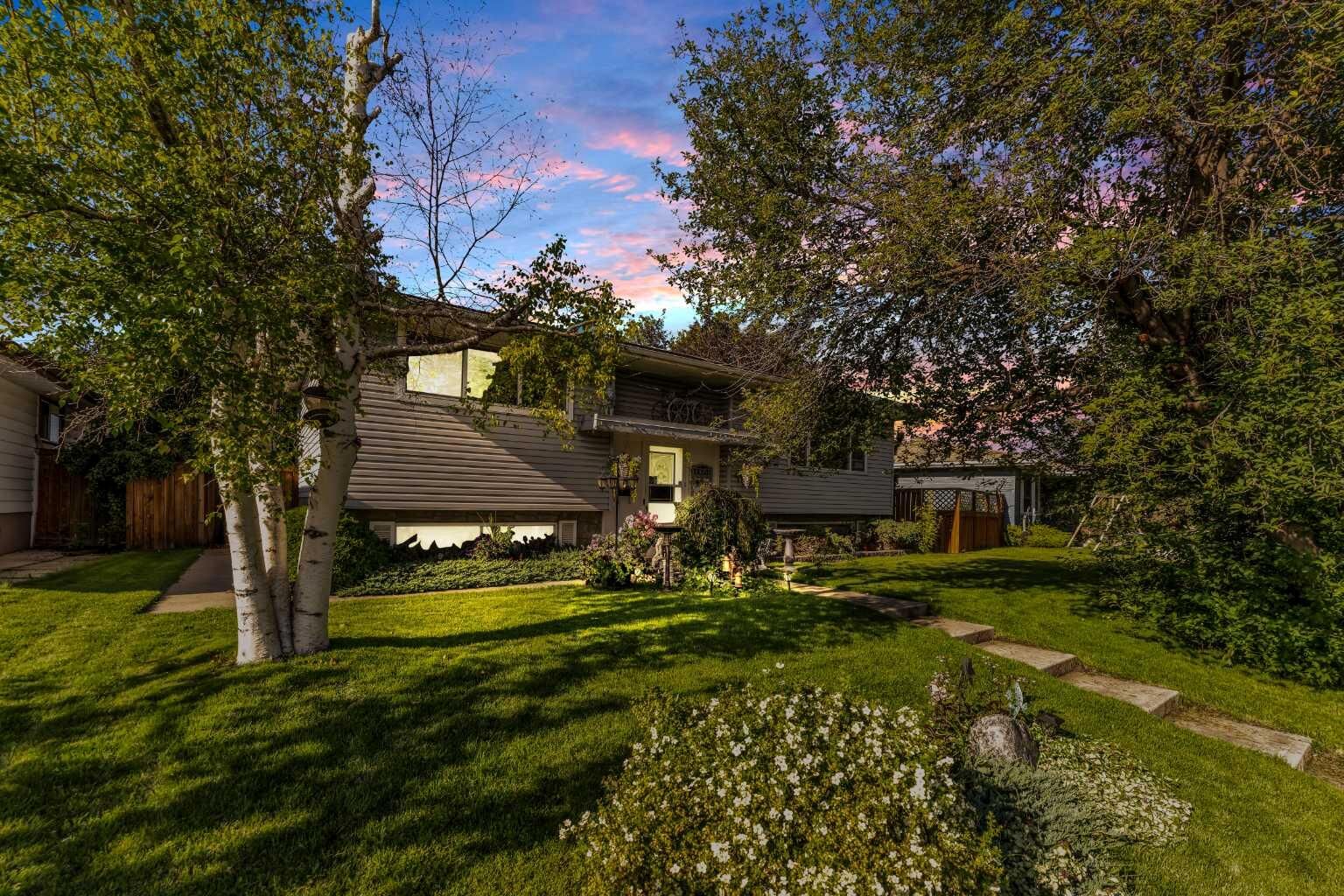 Property Photo:  46 Marbrooke Circle NE  AB T2A 2W4 