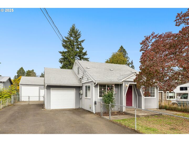 Property Photo:  6925 SE Lexington St  OR 97206 