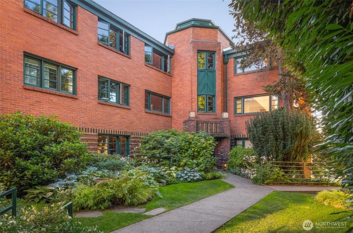 Property Photo:  2717  Franklin Avenue E 304  WA 98102 