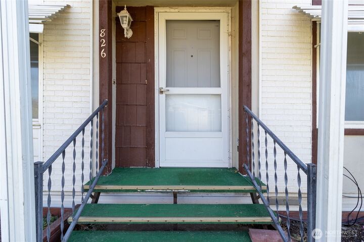 Property Photo: 826 SE Scenic View Drive WA 99324