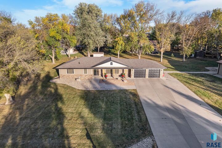 Property Photo: 2808 S Duchess Ave SD 57103