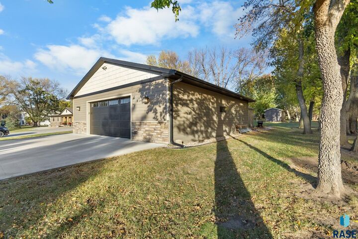 Property Photo:  2808 S Duchess Ave  SD 57103