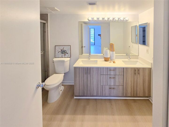 Property Photo:  3300 NE 192nd St 709  FL 33180