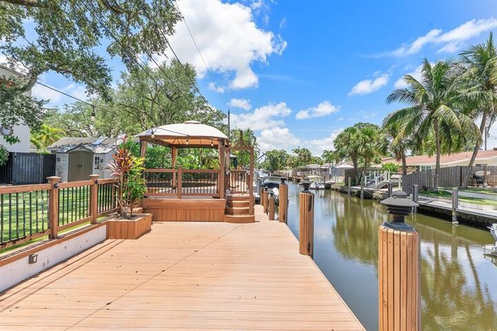Property Photo:  921 SW 17th St  FL 33315 