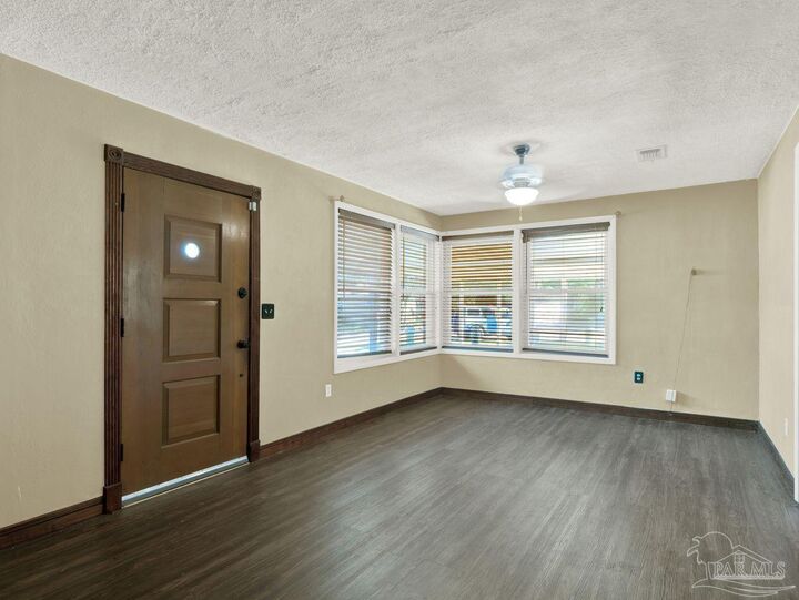 Property Photo: 307 Lakewood Rd FL 32507