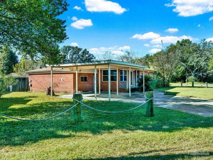 Property Photo: 307 Lakewood Rd FL 32507