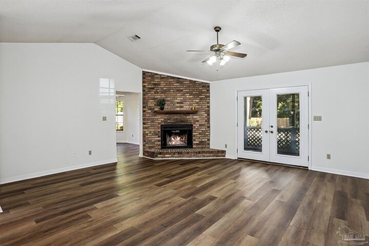 Property Photo: 1328 Tiger Ln FL 32563