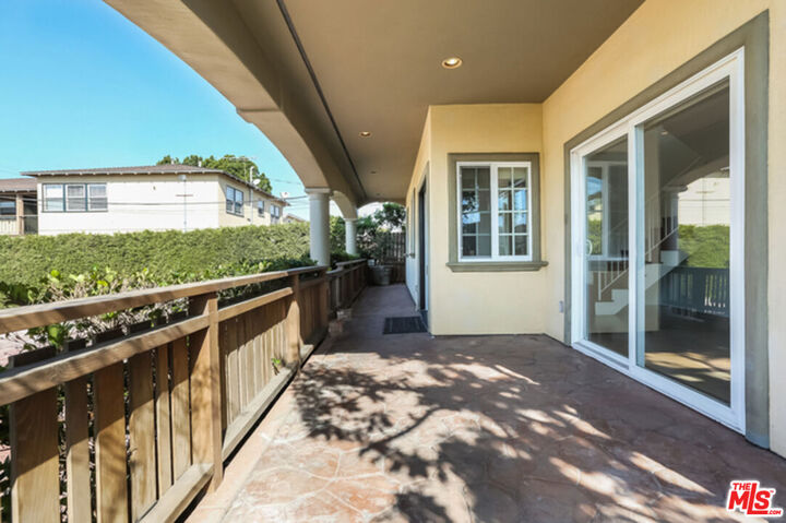 Property Photo:  252 Hampton Dr  CA 90291