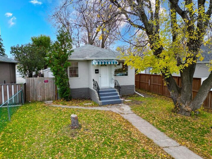 Property Photo:  658 Sandhurst Avenue  MB R2L 1B2