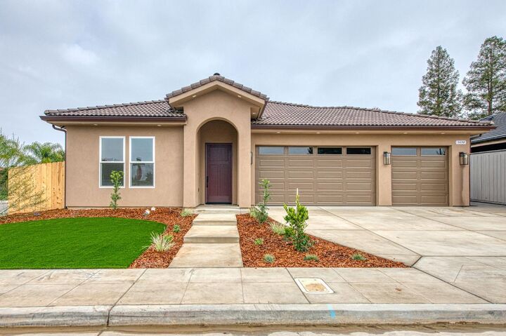 5698 W Mesa Avenue  Fresno CA 93722 photo