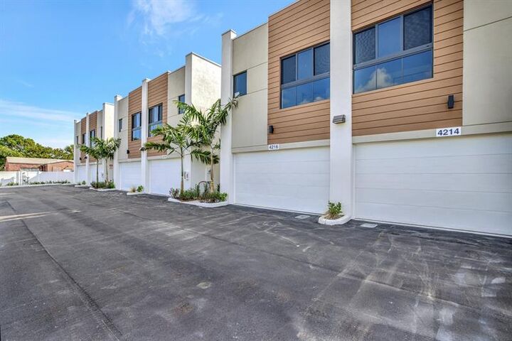 Property Photo:  4208 NE 7th Ter  FL 33334