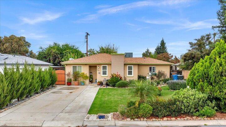 Property Photo:  912 E Cypress Avenue  CA 93292