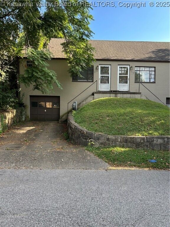 Property Photo:  216-218 Rosemont Avenue  WV 25503