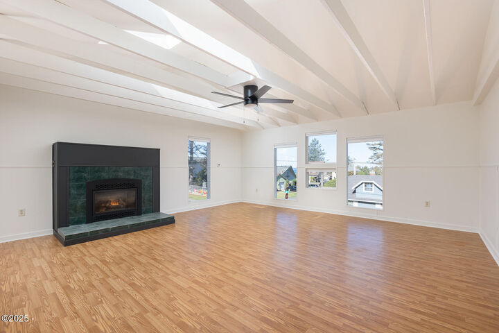 Property Photo:  1810 NE 18th St  OR 97367 