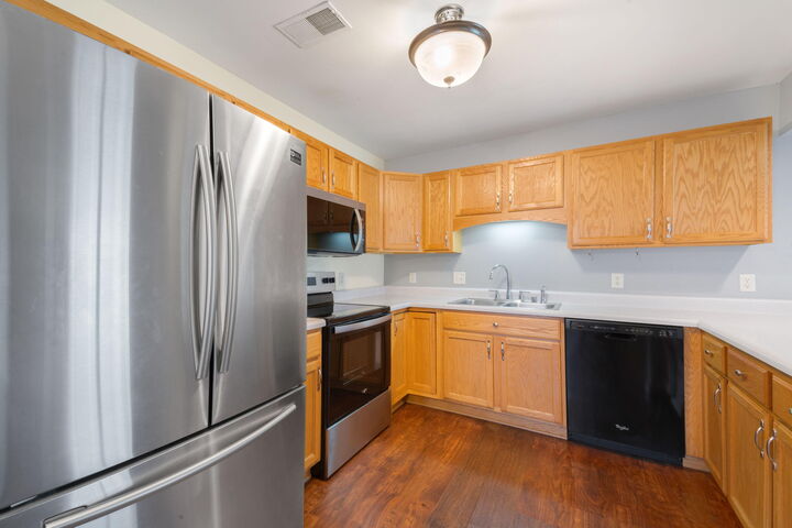 Property Photo:  916 Roseland Dr 3  WI 53040