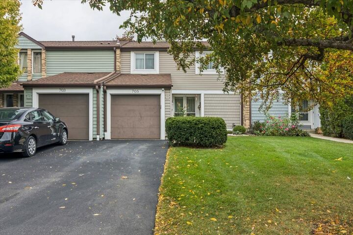 705 Lakeside Cir Drive  Wheeling IL 60090 photo