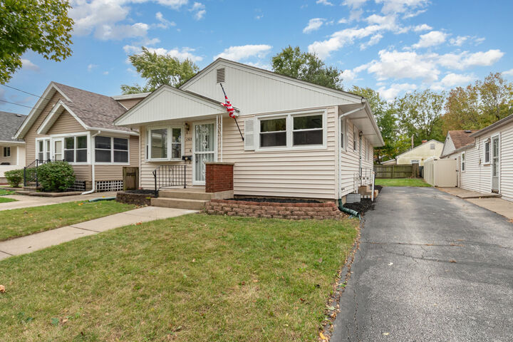 Property Photo:  1305 Superior Street  IL 60505