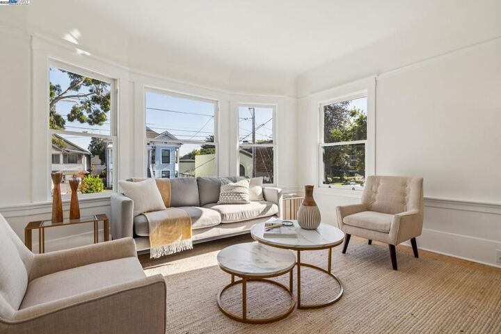 Property Photo:  935 Park Street  CA 94501