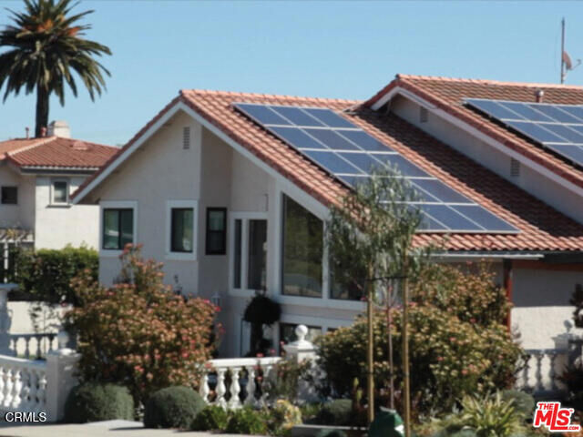 Property Photo:  2222 Pier Avenue  CA 90405