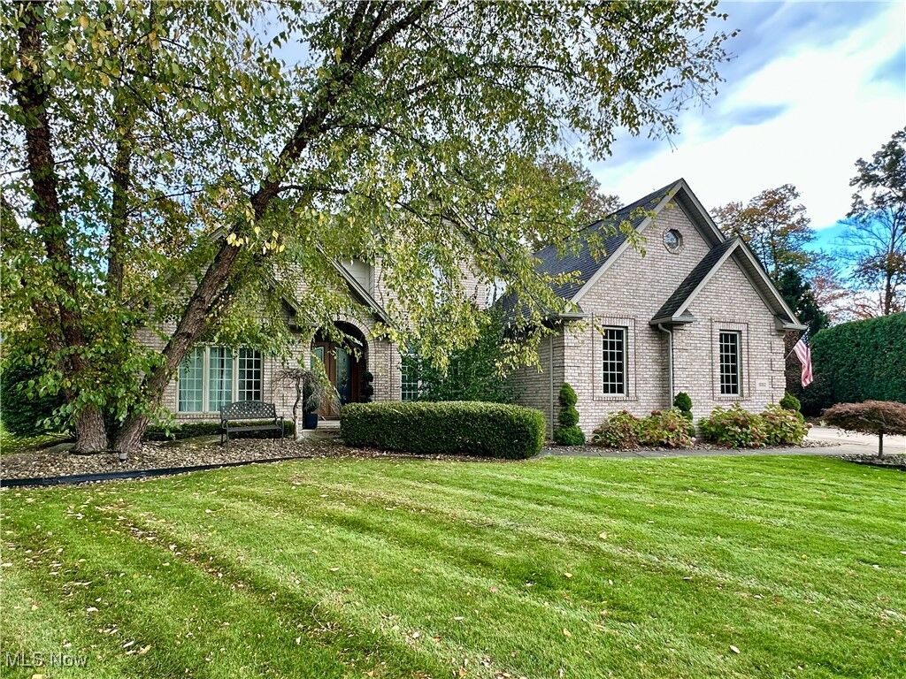 Property Photo: 1002 Chestnut Circle SE OH 44484