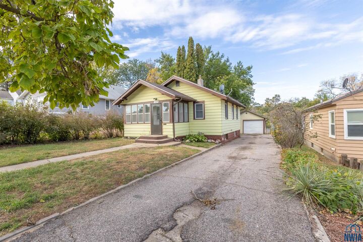 Property Photo:  307 S Collins St  IA 51103