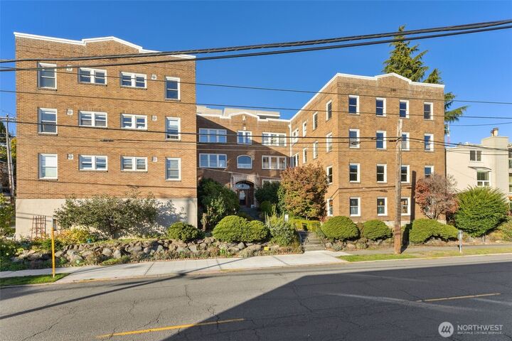 Property Photo: 220 W Olympic Place 104 WA 98119