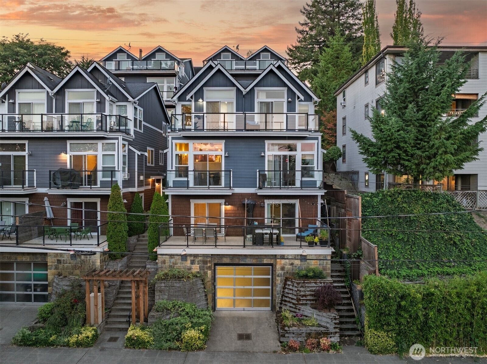 Property Photo:  215 A  26th Avenue E  WA 98112