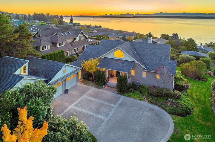 Property Photo:  1611  9th Avenue N  WA 98020
