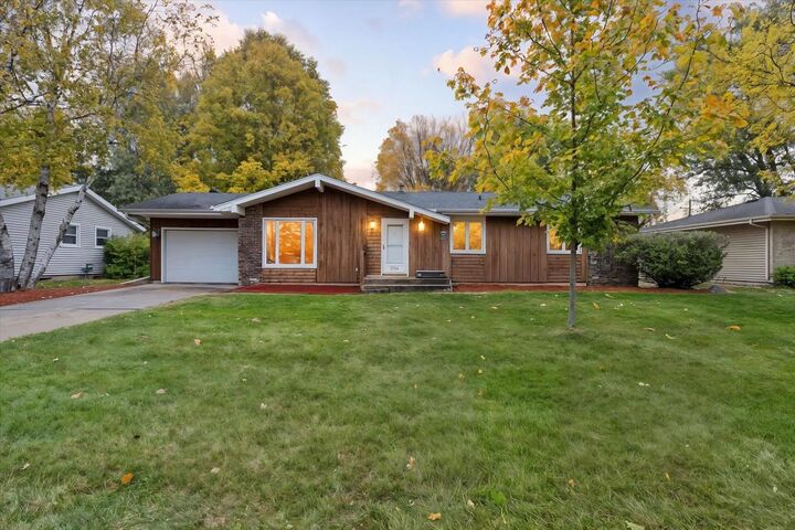 Property Photo:  2724 Sherwood Drive  WI 53545