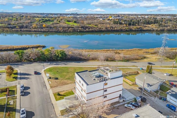 Property Photo:  811 Hilliard Street W  SK S7M 0G5 