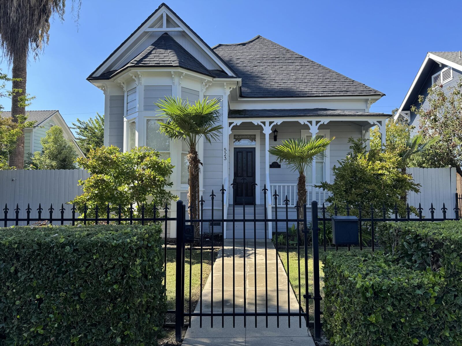 Property Photo:  523 N Locust Street  CA 93291