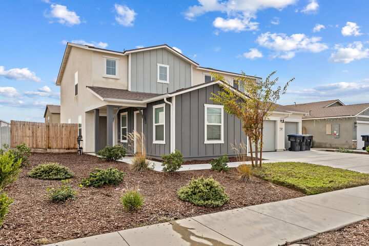 Property Photo: 1109 E Elkhorn Avenue CA 93292