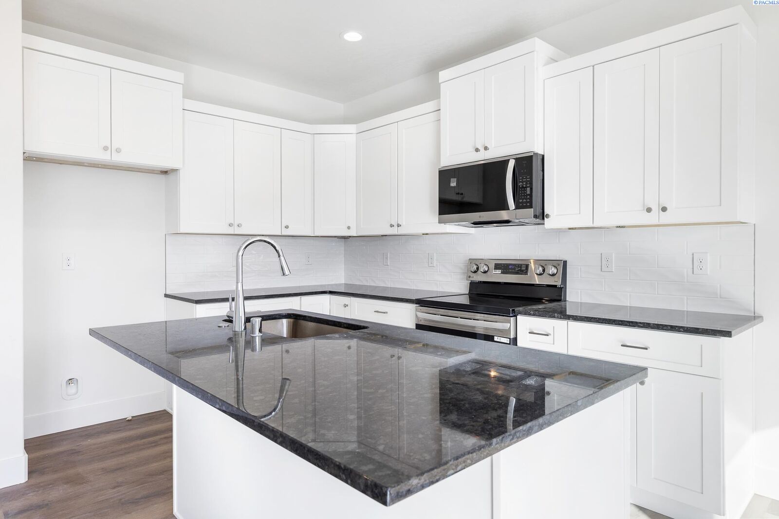 Property Photo:  7423 Grapevine Ct  WA 99353