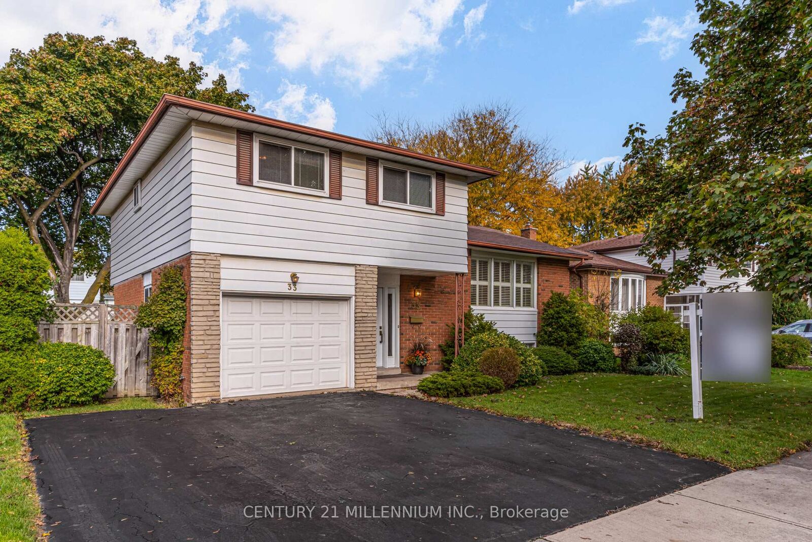 Property Photo:  33 Trotters Lane  ON L6Y 1B5