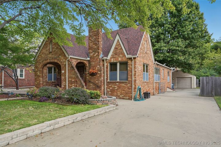 Property Photo:  1915 S Delaware Place  OK 74104 