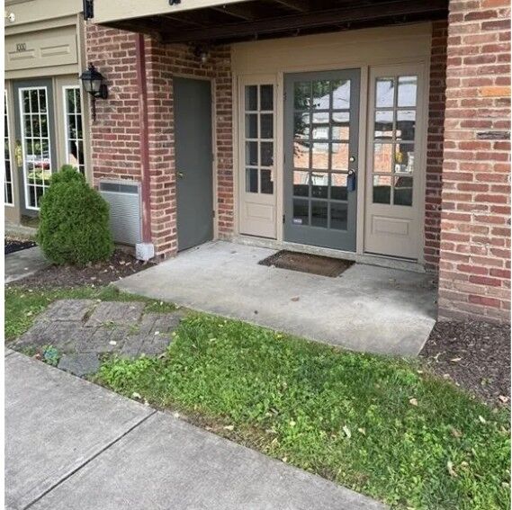 Property Photo: 1000 Chatham Park Dr J PA 15216