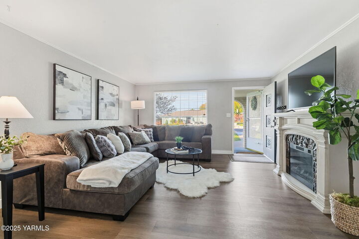 Property Photo: 415 S 81st Ave WA 98908