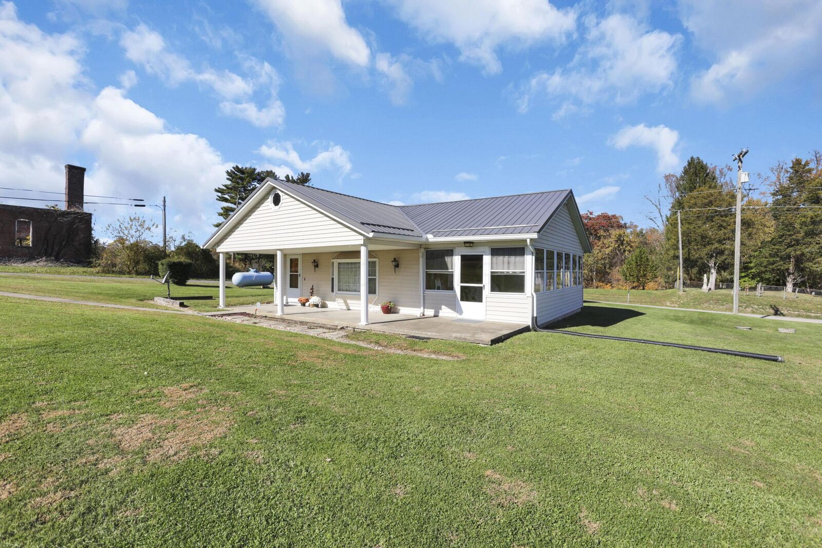 Property Photo:  5631 Marietta SE Road  OH 43764 