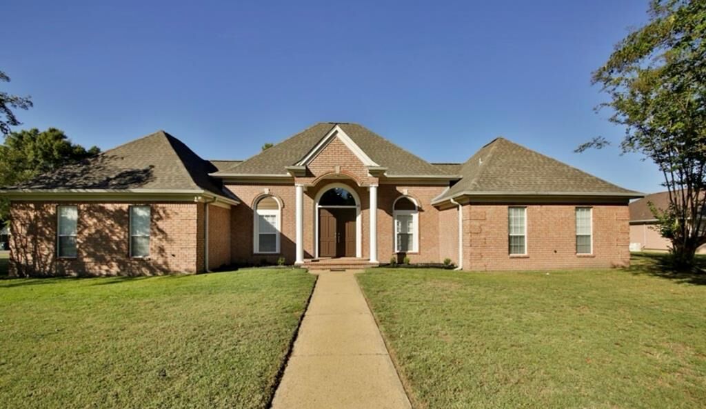 Property Photo: 301 Foxfield Cove AR 72364