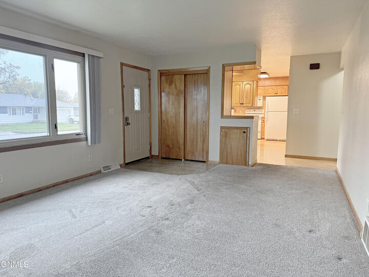 Property Photo:  2516 Kimberly Avenue  ND 58501